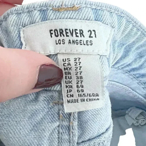 Forever 21 Distressed Light Wash Jean Shorts Rolled Hem Mid Rise Size 27 - Picture 6 of 7